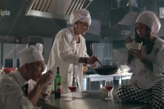 To nie koniec świata 2 sezon odcinek 16 (odc. 3). Aleks (Mikołaj Roznerski), Paweł (Krystian Wieczorek), Monika (Klaudia Halejcio)