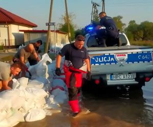 Bydgoscy policjanci pomagają mieszkańcom obszarów dotkniętych powodzią