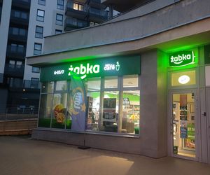 Żabka 1 listopada 2025. Godziny otwarcia we Wszystkich Świętych