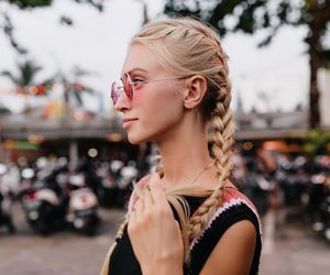 Idealne fryzury na romantyczną randkę. Zobacz, jak je zrobić