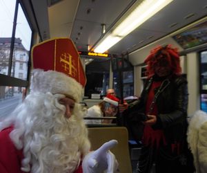 Mikołajkowy tramwaj przejechał przez Kraków