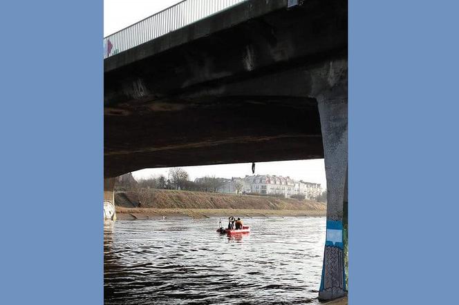 Mężczyznę z wody natychmiast wyciągnęli strażacy.