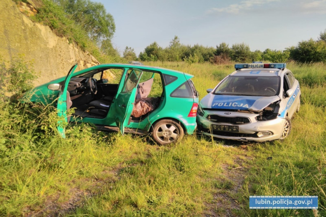 Uciekał po wertepach Mercedesem. W przypływie brawury uszkodził radiowóz