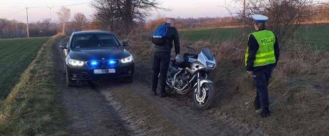 Pościg za 18-letnim motocyklistą zakończył się na polnych drogach - Nie miał prawa jazdy