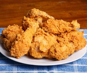 Skrzydełka z kurczaka smażone w cieście maślankowym - superpyszne, chrupiące i niedrogie