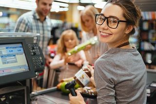 5200 zł na kasie w sklepie w Polsce. Wyższe pensje w handlu od stycznia 2025