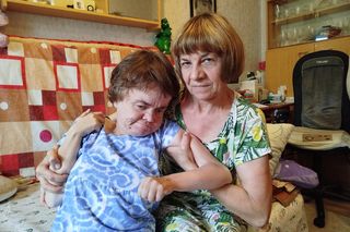 By pomóc, wystarczy wpłacić dowolną kwotę na konto Fundacji Dzieciom „Zdążyć z pomocą” nr 15 1060 0076 0000 3310 0018 2615 z dopiskiem „2010 Karolina Sienicka – darowizna na pomoc i ochronę zdrowia”. 