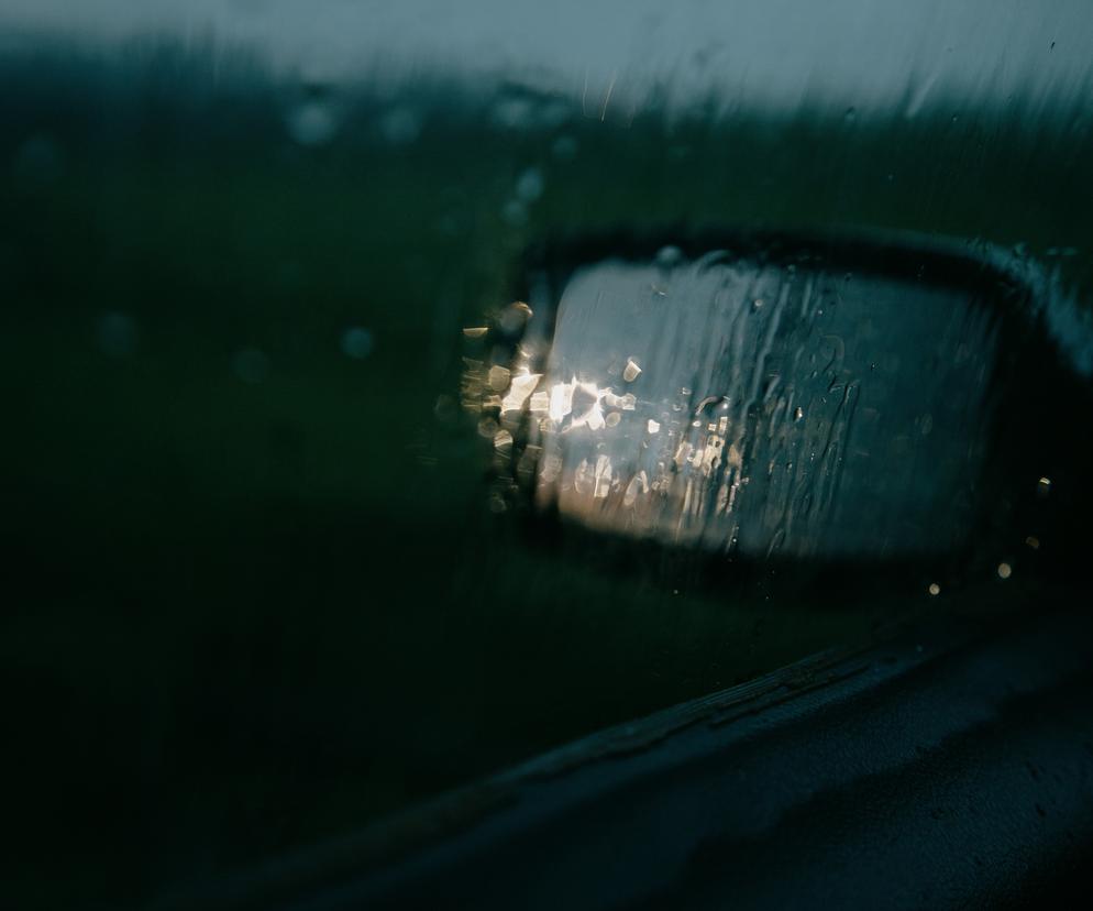 Deszcz za oknem samochodu