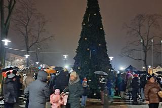 Wystartował Jarmark Bożonarodzeniowy w Końskich. W rynku odpalili choinkę