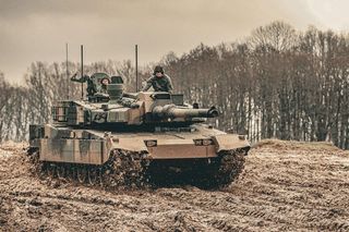 Czarne Pantery wyjechały w teren. Czołgiści na kursie obsługi poznają czołgi K2 Black Panther