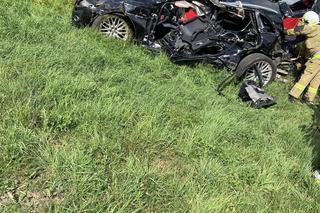 Dylewo. Audi zmiażdżone przez pociąg na przejeździe kolejowym. Nie żyje 45-letni kobieta