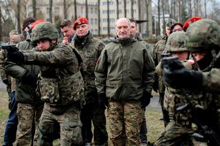 Szef MON Antoni Macierewicz ogłasza podwyżki w wojsku. Wyższe pensje już od maja