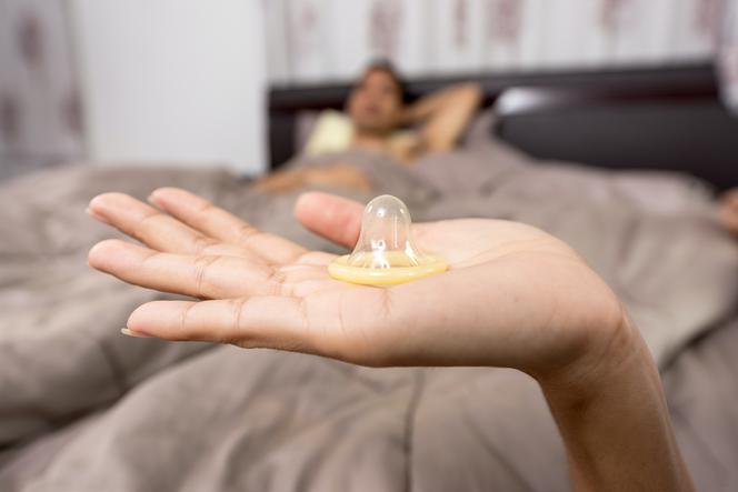 Ściąganie prezerwatywy podczas seksu będzie karalne. Nowe prawo może szokować