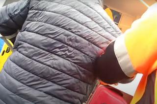 Policjantka z Inowrocławia pomogła seniorowi, który siedział na przystanku