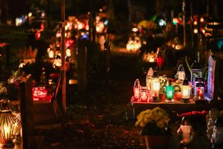 1 listopada na Cmentarzu Łostowickim w Gdańsku. Tak wygląda w dniu Wszystkich Świętych