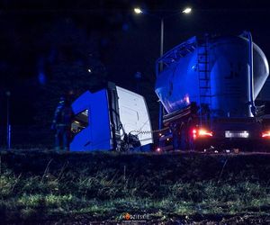 19-latek nie żyje, jego pasażerów zabrały karetki! Zderzyli się z cysterną. Nocna makabra pod Chodzieżą [ZDJĘCIA]