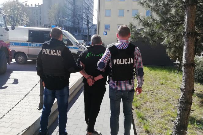 Łódź: Ukradł auto i po chwili ROZWALIŁ JE na kamienicy