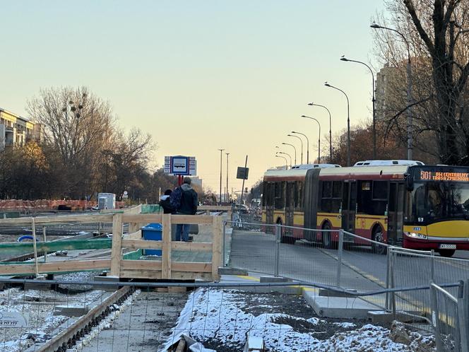 Koszmarny wypadek w Warszawie. Autobus miejski potrącił 12-latkę. Dziewczynka trafiła do szpitala