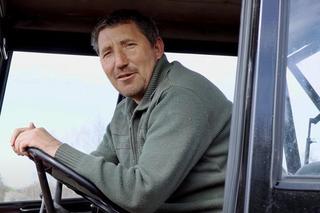 Andrzej z Plutycz na wyciągnięcie ręki! Sprawdź wiek, wykształcenie, dom, YouTube gwiazdy serialu Rolnicy. Podlasie [ZDJĘCIA]