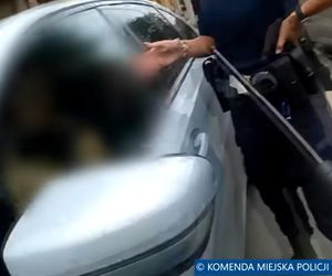 Wrocław. Policjanci rozbili szybę i siłą wyciągnęli 45-latkę z BMW. Nie chciała wysiąść [ZDJĘCIA].