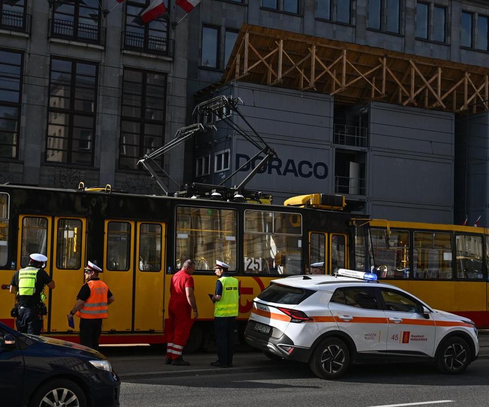 Chłopiec wpadł pod tramwaj. Wypadek w centrum Warszawy