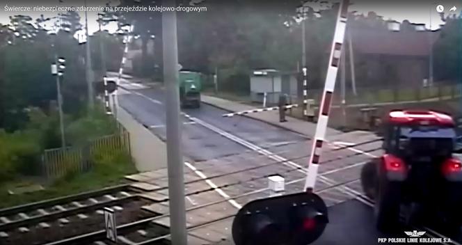Groza na przejeździe kolejowym pod Pułtuskiem. Ciągnik wepchnął kombajn na tory! [ZDJĘCIA].