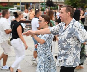 Ruda Śląska tańczy jak dawniej. Międzypokoleniowa potańcówka na rynku porwała tłumy