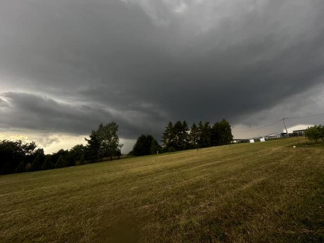 Groźne burze nad Polską. Wichura i potężne gradobicie w Raciborzu 