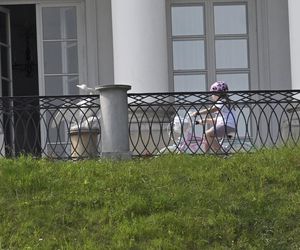 Kasia Nawrocka czuje się już w Belwederze jak u siebie! Przemieszcza się na rowerku!