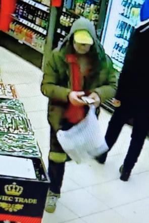 Sądził, że żółta czapka jest niewidką! To on dokonał KRADZIEŻY