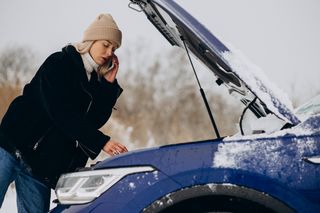 Auto nie odpala na mrozie? Ten sposób jest skuteczny, ale kluczowa jest kolejność działań