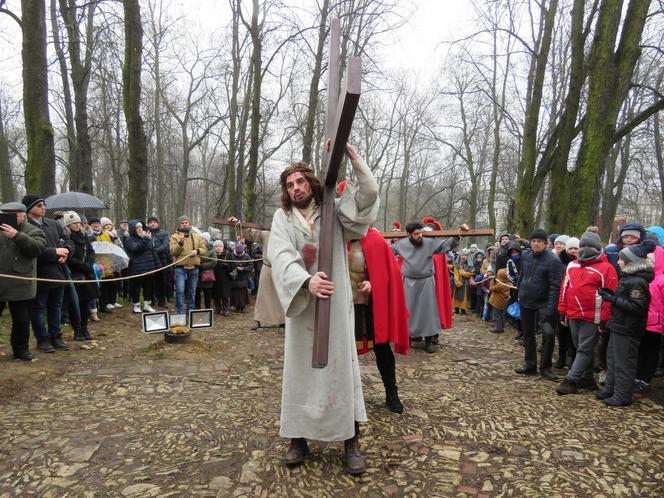 Misterium Męki Pańskiej na kalwaryjskim wzgórzu w Piekarach Śląskich