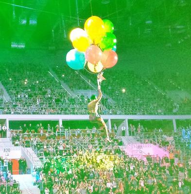 Katy Perry z balonami podczas koncertu w Krakowie