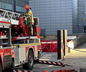 Wstrząsający pożar w wieżowcu na Woli. Jedna osoba spłonęła, druga wyskoczyła z 15. piętra 