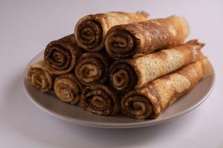 Zacznij dzień słodko. Naleśniki w stylu cynamonowych bułeczek