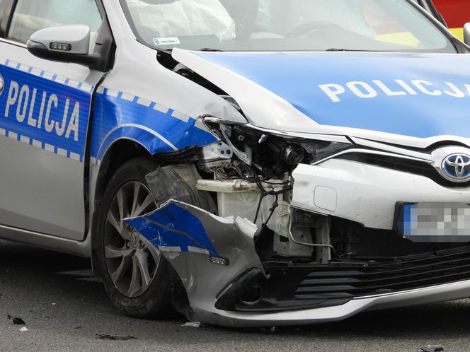   Zderzenie radiowozu z autem na Białołęce. Jeden policjant do szpitala