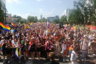 Parada Równości 2021. Nadzy mężczyźni tańczą na ulicach. Uroczysta koronka do Bożego Miłosierdzia [RELACJA NA ŻYWO]