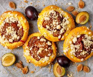 Drożdżówki ze śliwkami. Prosty przepis na obłędne domowe bułeczki z owocami i kruszonką 