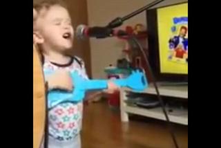 Hit sieci: mały chłopiec śpiewa przebój Eda Sheerana