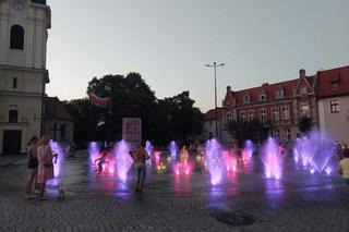 W sercu Starego Fordonu w letnie wieczory jest gwarno i radośnie. Pokazy multimedialnej fontanny magnetyzują 