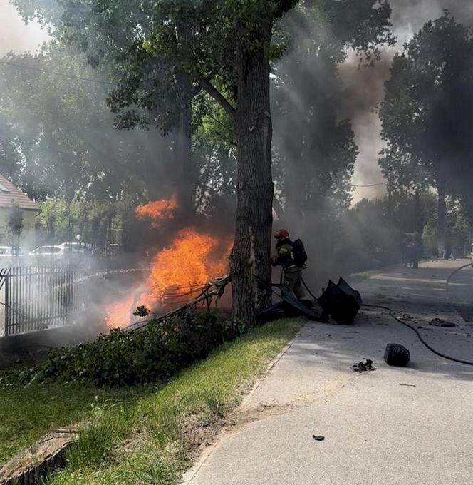 Drogowcy montują progi zwalniające na ul. Vogla. Rok temu rozpędzone BMW z trzema mężczyznami wbiło się tu w drzewo i spłonęło