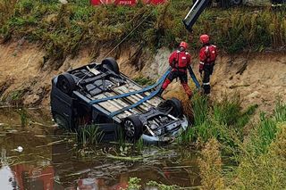 Makabra pod Wieluniem. Samochód zatonął w stawie, w środku zwłoki dwóch mężczyzn