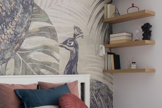 Tapety w nowoczesnych aranżacjach. Gdzie najlepiej je kupić? Ceny popularnych modeli w listopadzie 2025