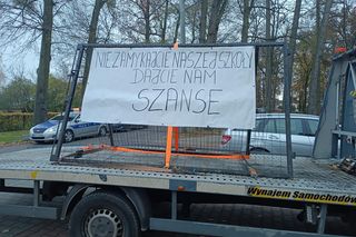 Protest pod Urzędem Gminy w Grucie