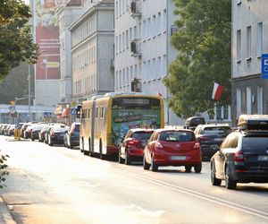 Przemarsze w kilku dzielnicach Warszawy. Będą utrudnienia, komunikacja miejska na objazdach (1.03.2025)