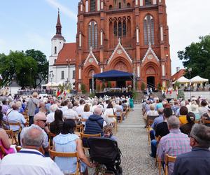 Boże Ciało 2024. Tłumy wiernych przeszły w procesji ulicami Białegostoku