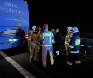 Autokar staranował barierki i spoczął w rowie. 65 pasażerów utknęło na autostradzie A4