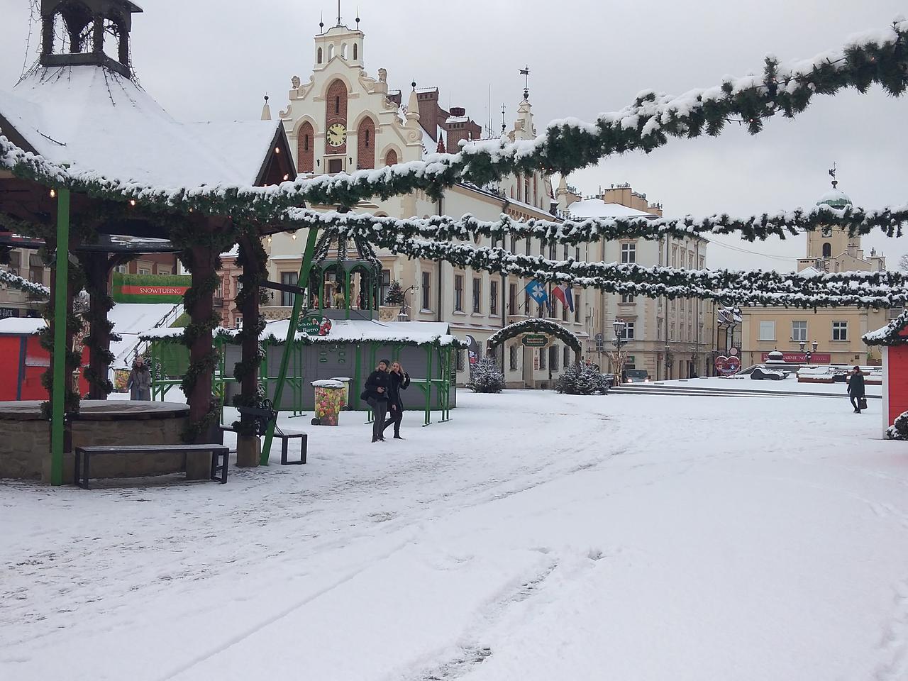 RZESZÓW. Trudne warunki na drogach i chodnikach. Wszystkie pługi i piaskarki w akcji