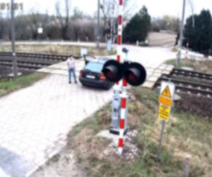 O krok od tragedii. Samochód zepsuł się im na przejeździe. LIczyły się sekundy