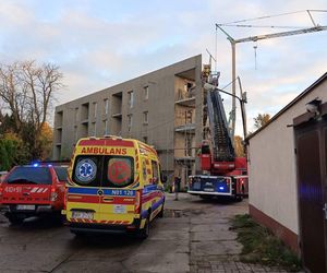 Tajemnicza śmierć na budowie. Ciało mężczyzny między rusztowaniem a ścianą